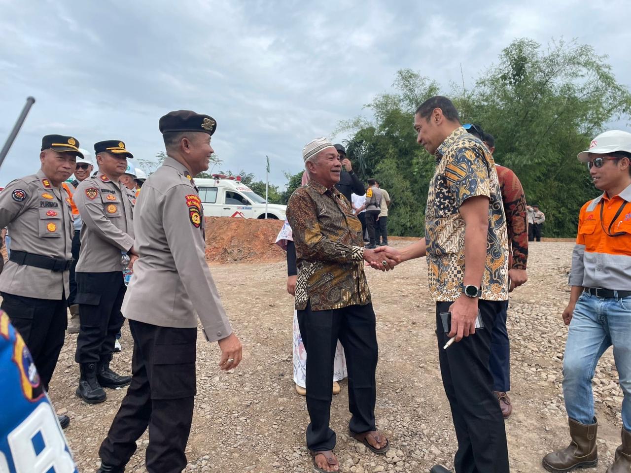 Dit Pamobvit Polda Kalsel Melaksanakan Pengamanan Peresmian Jembatan Merah Putih Overpass PT AGM Berlangsung Sukses, Sinergi untuk Konektivitas dan Keamanan Masyarakat